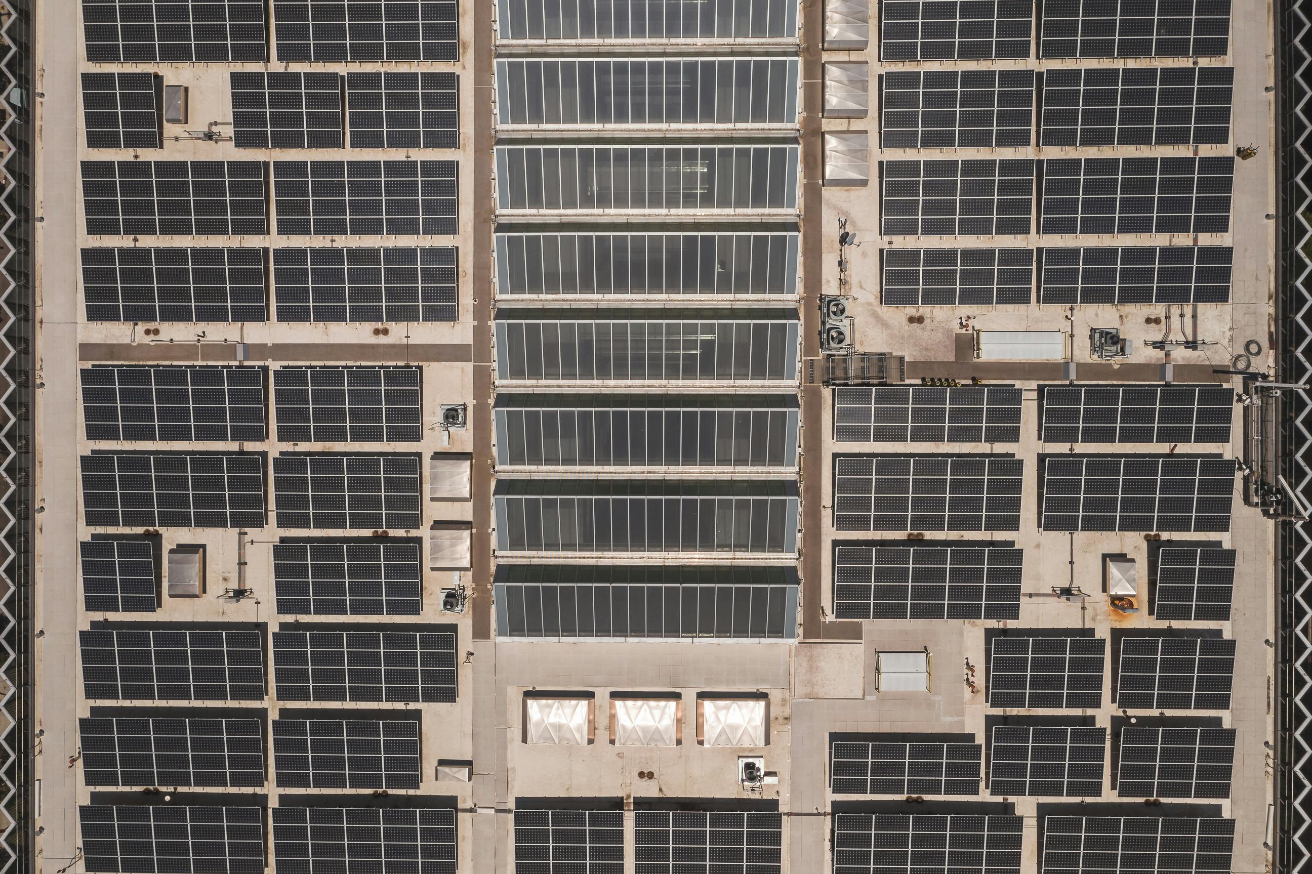 Isometrische Darstellung zweier PPA-Modelle mit Strommast, Geb&auml;ude, Batteriespeicher sowie Abnehmer und Betreiber