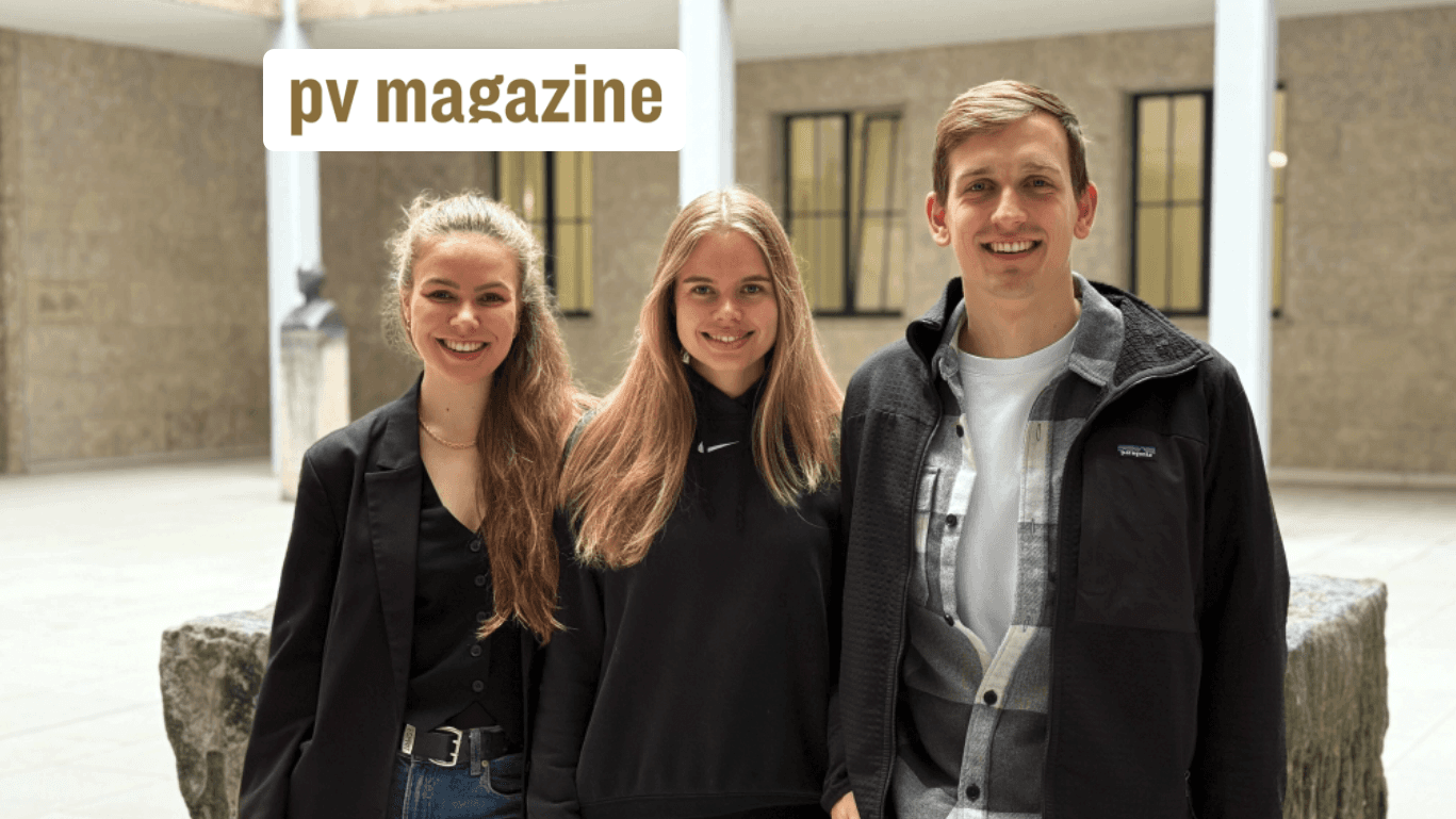 Drei l&auml;chelnde junge Menschen in einer Halle, Logo pv magazine oben links